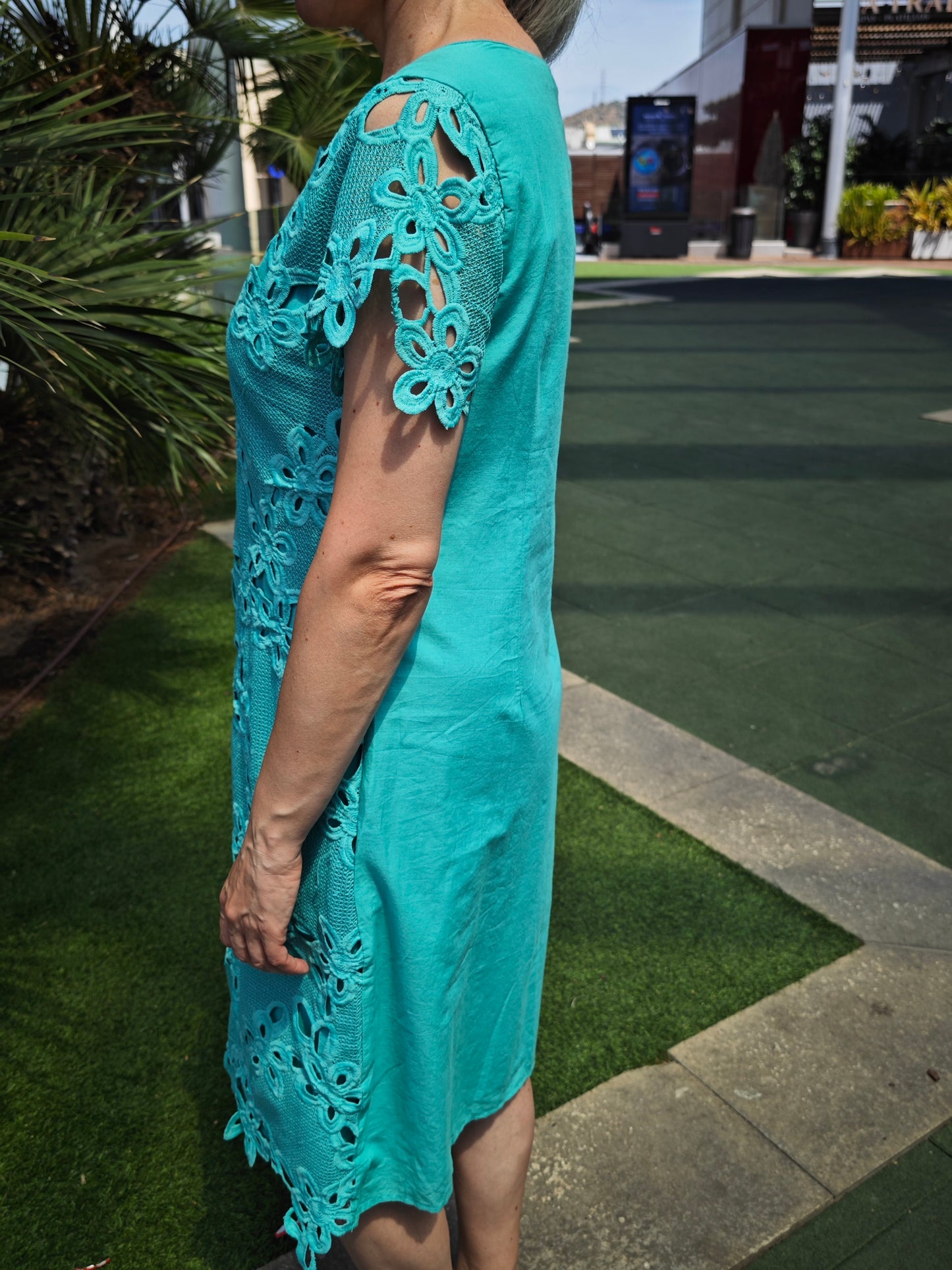 Vestido con bordados florales
