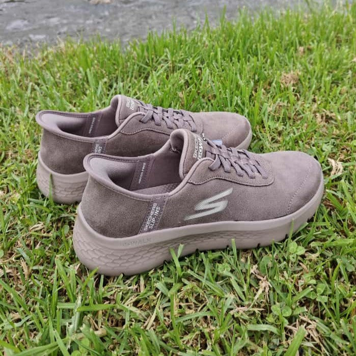 con las go walk flex podrás sentir su comodidad en el pasto, ideal para caminatas, sneakers on grass