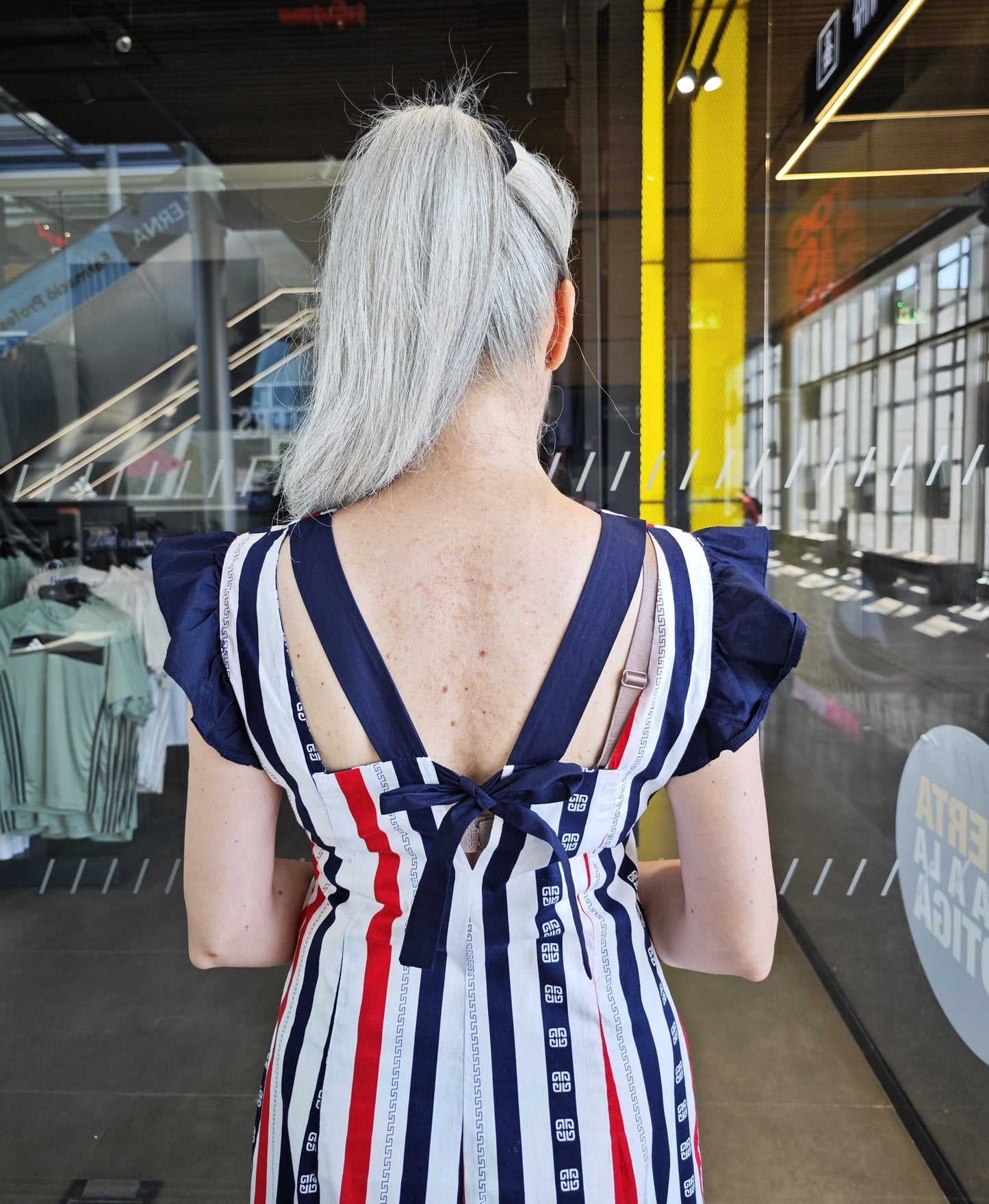 Vestido fresco y ligero con lazos