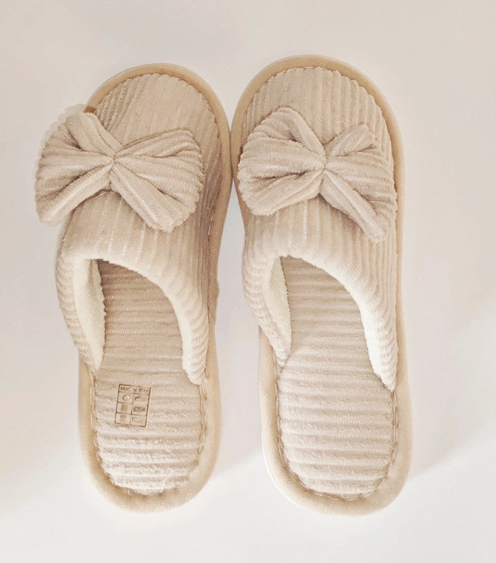 Elegante pantufla de mujer con lazo