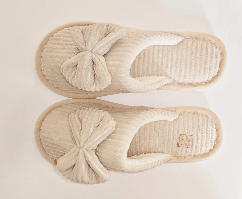 Elegante pantufla de mujer con lazo