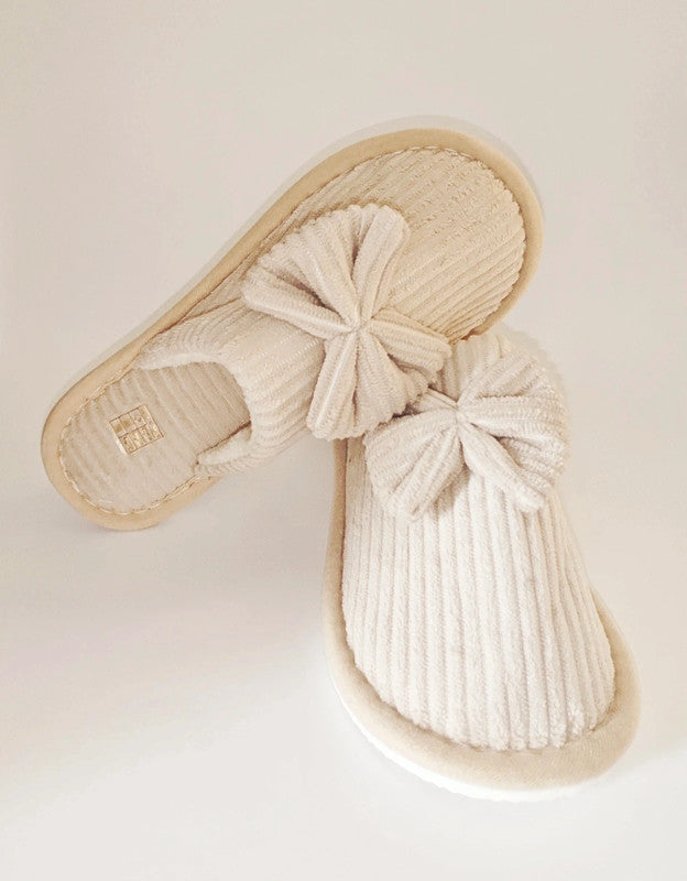 Elegante pantufla de mujer con lazo