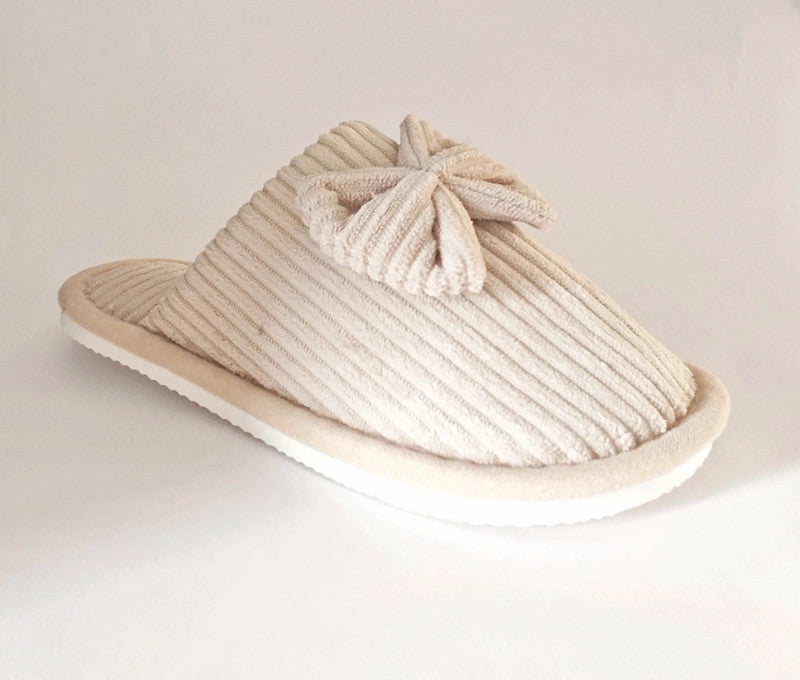Elegante pantufla de mujer con lazo