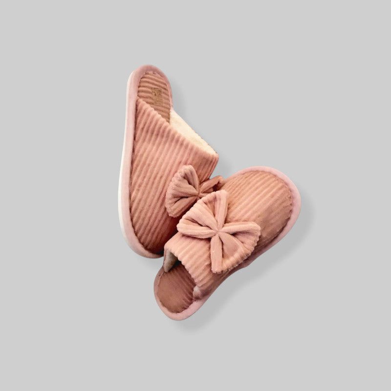 Elegante pantufla de mujer con lazo