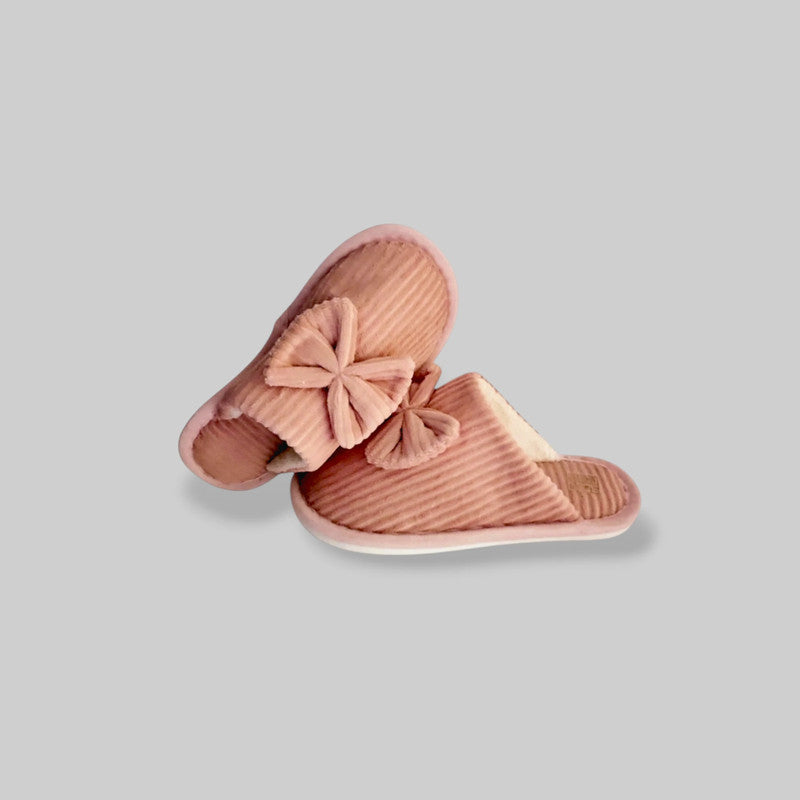 Elegante pantufla de mujer con lazo