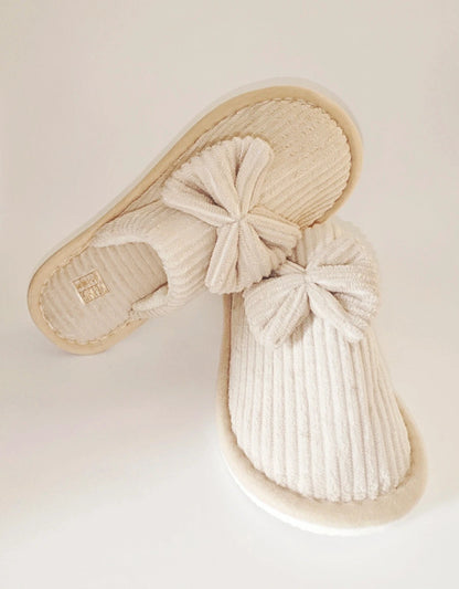 Elegante pantufla de mujer con lazo