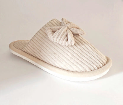 Elegante pantufla de mujer con lazo